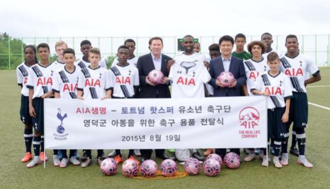 토트넘 핫스퍼 유소년 축구단 영던군 아동을 위한 축구용춤 전달식