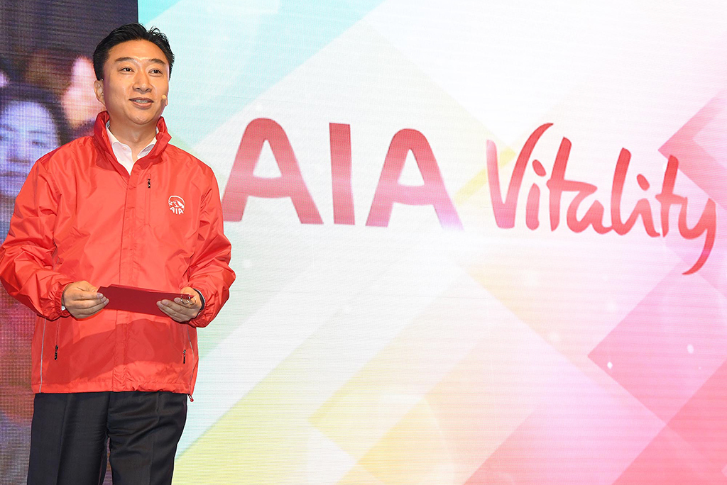 AIA생명 임직원들이 7일 더 플라자 호텔에서 열린 'AIA 바이탈리티' 사내행사에서 자신의 건강 나이를 측정하고 있다