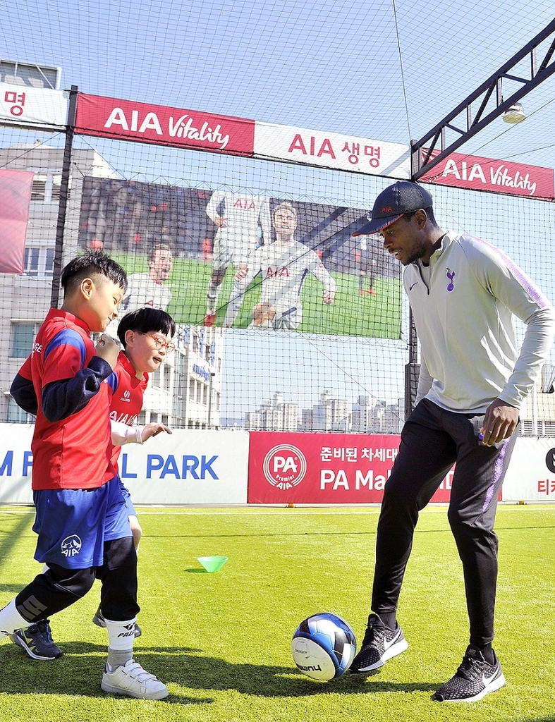 AIA 생명, 토트넘 코치와 함께 “축구 꿈나무들 모여!” 관련 이미지 1